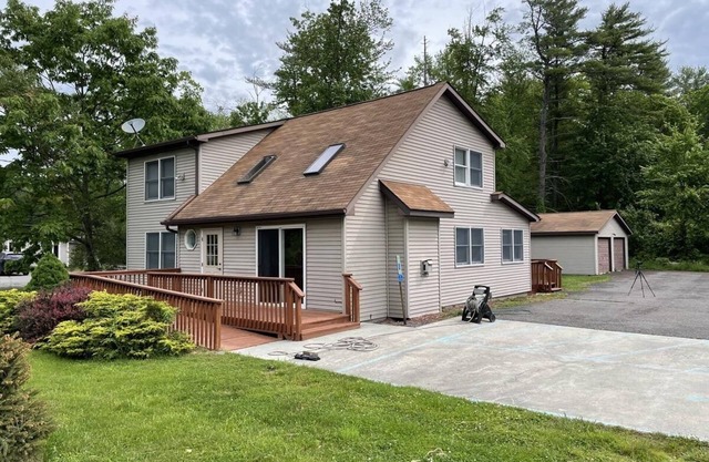 Close to Lake Wallenpaupack! Walk to the Beach!