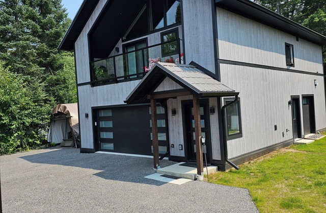 Come See the Fall Colors n2 Bedroom Executive Apartment in Utterson