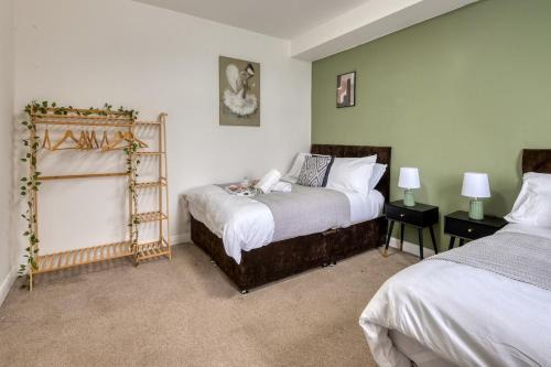 Comfortable 3 Bedroom Home with Parking Pet Friendly Sleeps 8