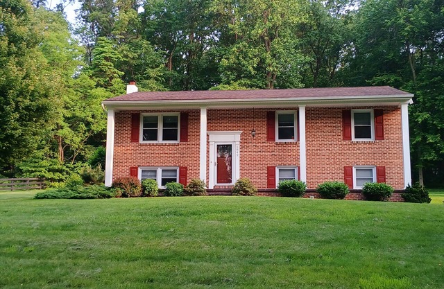 Comfortable Split Level with Hot Tub, High Speed Internet