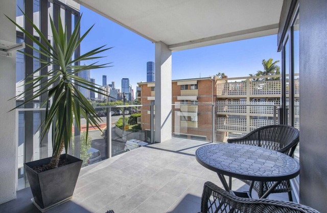 Contemporary Apt, Premium Local, WiFi, Wine, Cafes