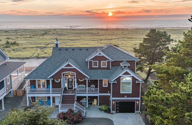 CORAL SUNSETS & SHIMMERING DEEP BLUE OCEAN VIEWS. LASTING MEMORIES MADE HERE!