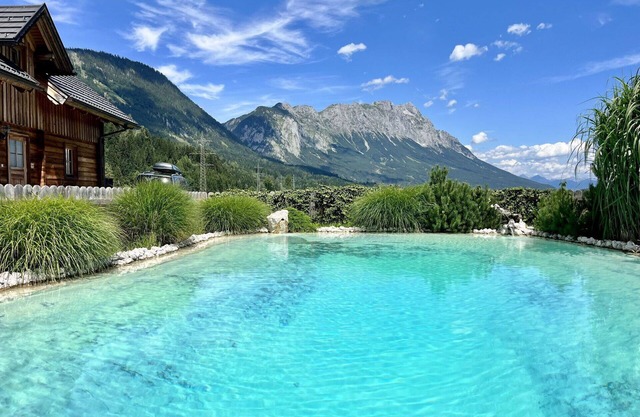 Cosy apartment in villa for 18 guests with pool, WIFI, TV, terrace and pets allowed