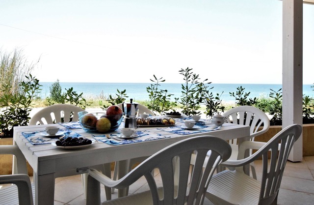 Covo dei Marinai, sea front, wifi, bbq, parking, a few meters from the sea