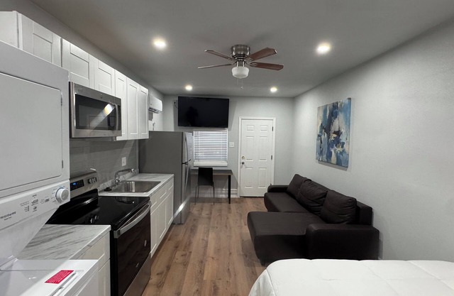 Cozy 1-Bedroom Apartment-Studio converted from house garage. Wifi, washer/dryer.