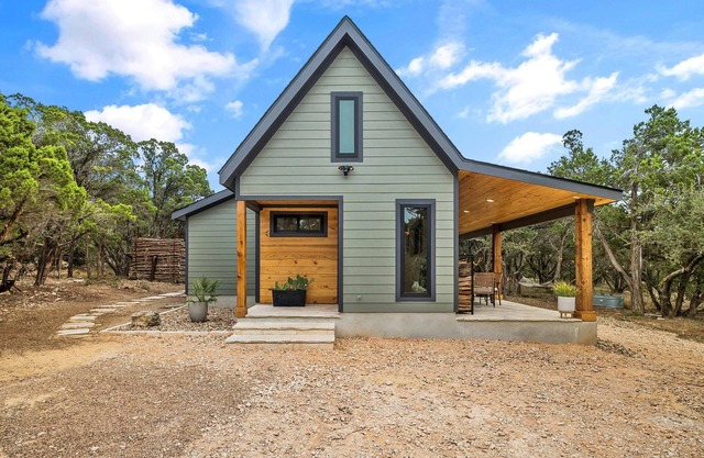 Cozy 2-bedroom cabin in serene Wimberley with WiFi, AC