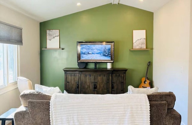 Cozy 2-bedroom retreat in Fridley with Treehouse vibes