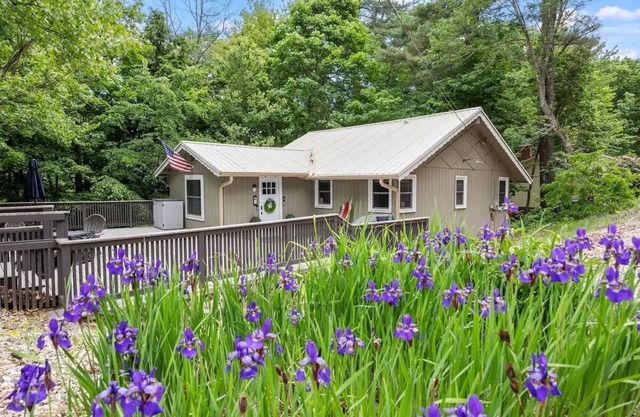 Cozy 3-bedroom chalet in charming Gilford with Hot Tub!