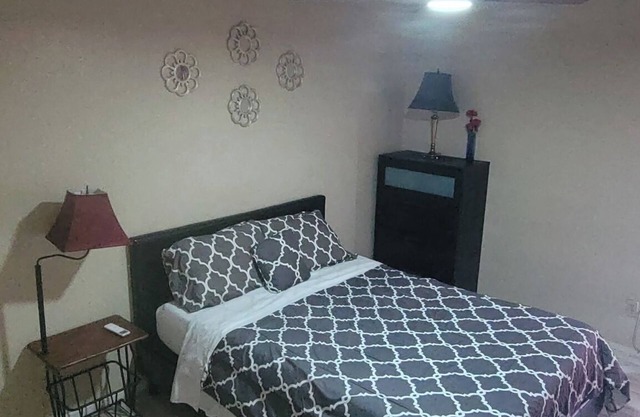 Cozy Condo2, surrounded by shopping & eateries