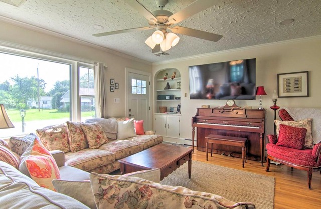 Cozy Cottage with Yard Less Than 2 Mi to Choptank River