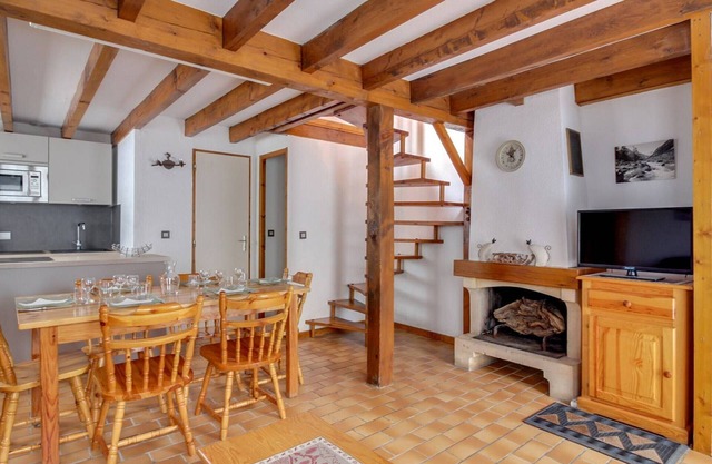 Cozy Duplex Chalet for 7 with Terrace, Ski Storage & Parking near Gondola