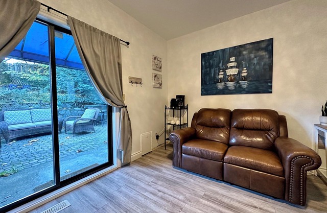 Cozy Garden Suite with Spacious Patio & Free Parking: Your Private Retreat!