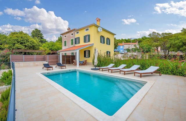 Cozy home in Koromacno