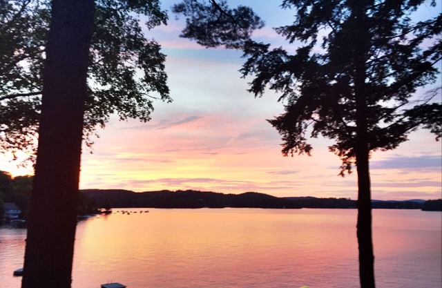 Cozy lake house on gorgeous Lake Sunapee and 3.5 miles from Mt. Sunapee