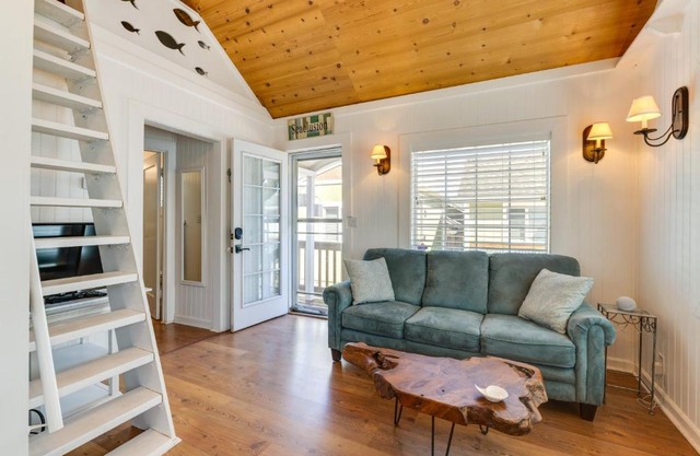 Cozy Seaside Cottage, Steps to Downtown and Beach
