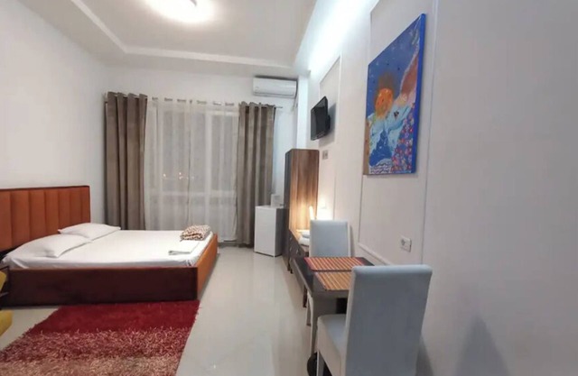 Cozy small apartment with Netflix and AC