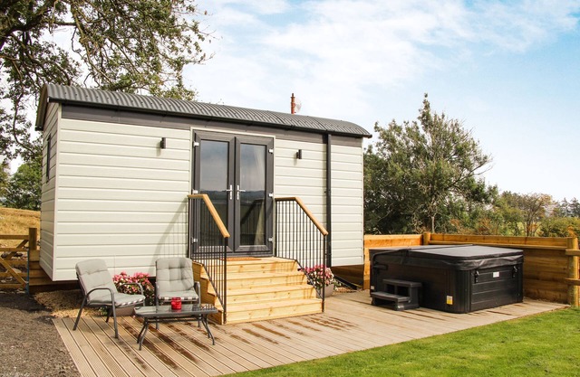 Cwm Cariad - Shepherds Hut with Hot Tub Sleeping 2 guests, Pet Friendly