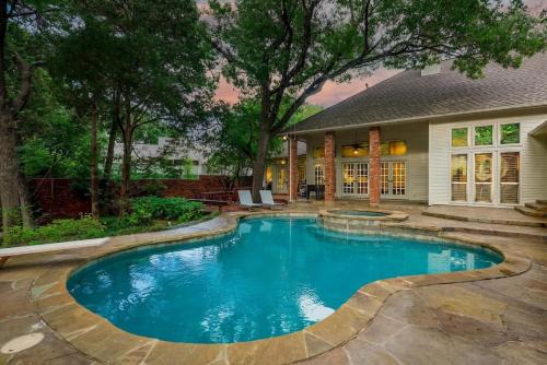 Dallas Gem 5 Bedrooms Home with Pool Game Room