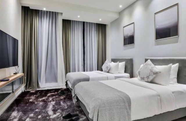 Deluxe King Suite with Twin Tower View 10