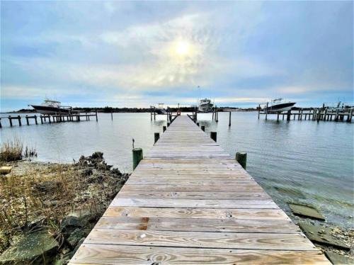 Dock House, Close to Camp Lejeune, water access, DOCK, king bed