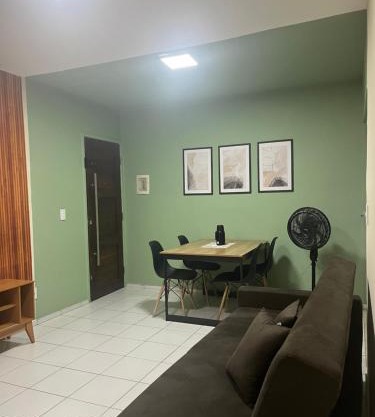 Dois quartos com ar, dois banheiros, duas camas de casal