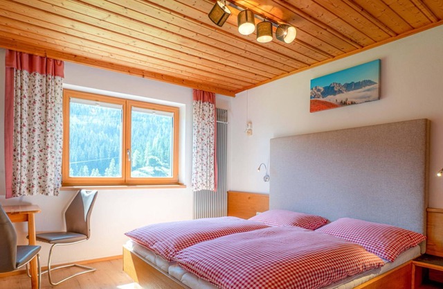 Doppelzimmer, Dusche, WC - Ferienhaus Mittereggalm