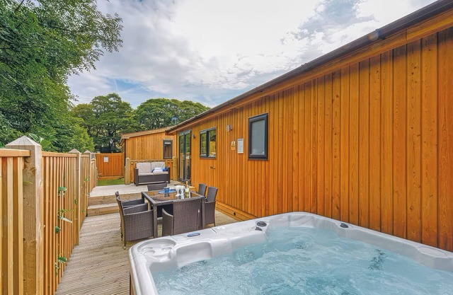 DOVESTONE LUXURY LODGES (SLEEPS 6) - PETS WELCOME in Greenfield