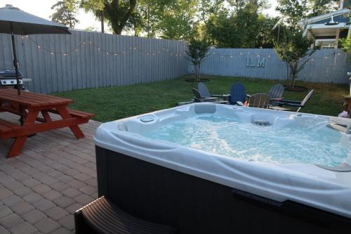 Downtown 3BR Gem - Hot Tub - Covered Parking - Fenced Yard