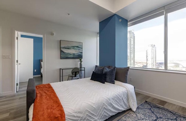 DT Edmonton King Suite with Parking & 100 Walk Score