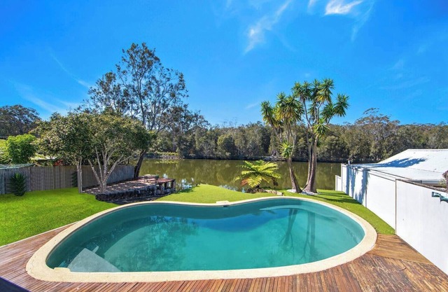 Easygoing Poolside Relaxation on Wyong River