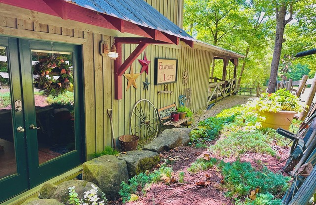 Elwood Loft & Barn: A budget-friendly cabin for 4: Hot tub + 3 horse stalls