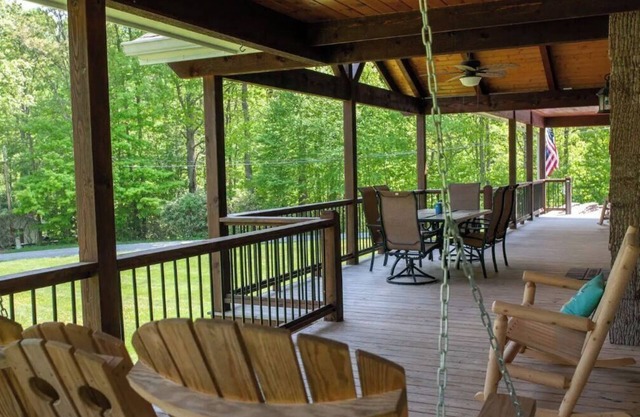 Entire House- Minutes to town- KING BED- Best porch around!