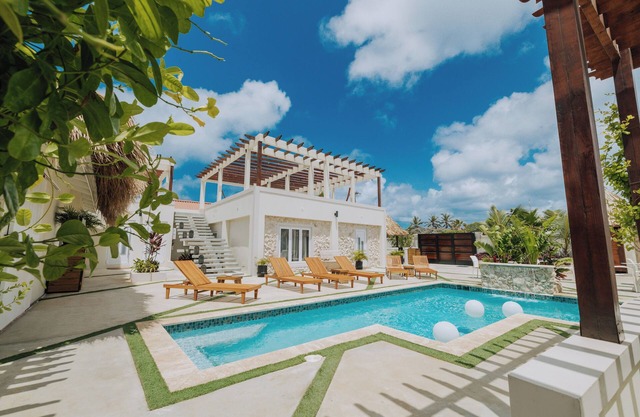 EVA by LUCHA - Oceanview Spa Bedroom with Pool