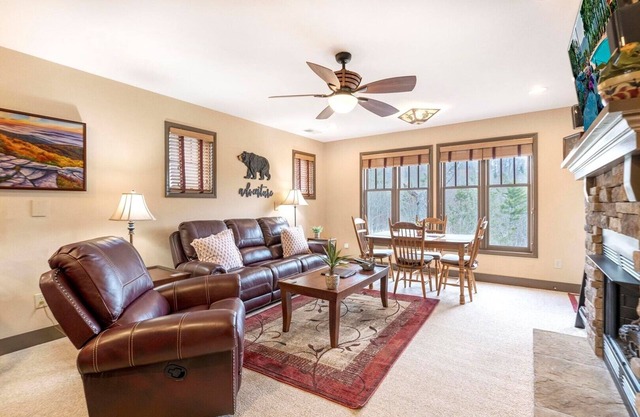 Evergreens 1221- Mountain Condo, Gated Resort, Indoor/Outdoor Pools and Hot Tub, Fitness Area, Fi.