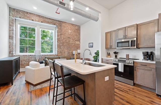 Experience comfort in 204 - MR. BLUE'S SUITE, a cozy 2BR retreat in McMinnville, TN.