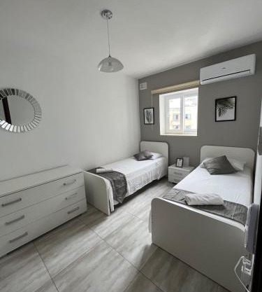 F4 Room 3, Private Room two single beds shared bathroom