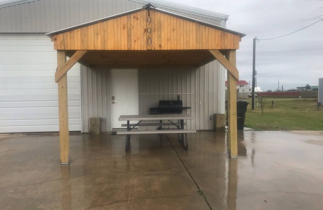 Family and pet friendly creek access with RV Hook up.