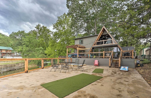 Family-Friendly Eucha Cabin: Lakefront Views!