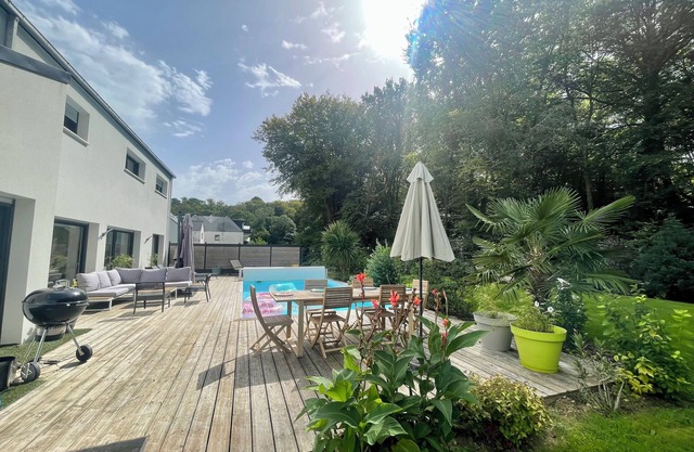 Family home with pool, 10 minutes from the ocean!
