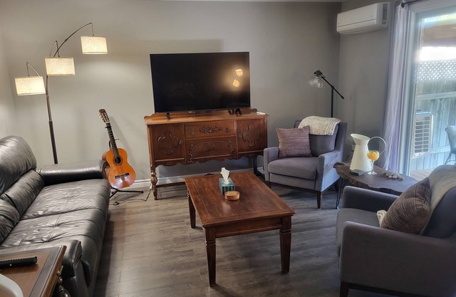 Family/pet oriented home close to beaches shopping and cottage country AC Wifi