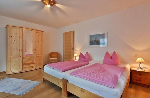 Ferienwohnung für 2-6 Pers., 114 qm, zwei Bäder, Badewanne u. Dusche, sep. WC, 3 sep. Schlafzimmer