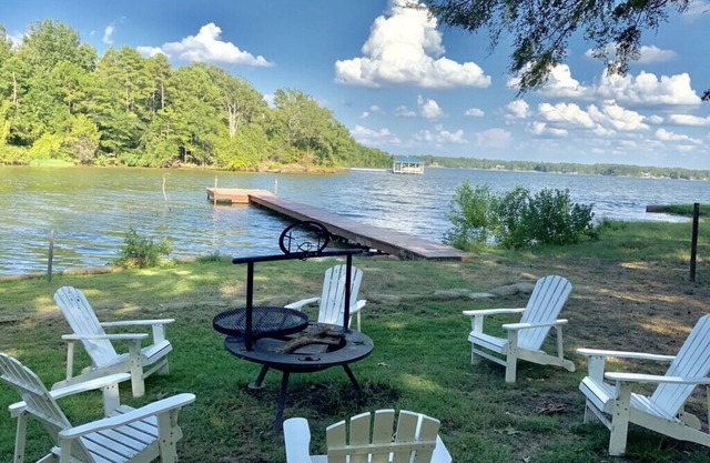 Fireside & Faith cozy getaway on Lake Bob Sandlin - sleeps 6