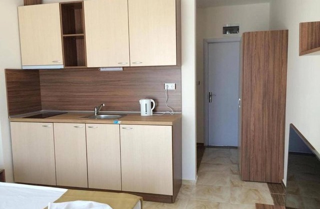 Flower Street Provides Accommodations With Free Wifi, air Conditioning