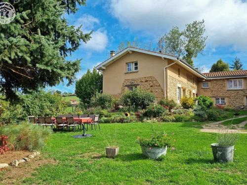 Gîte familial pour 12 pers. au cœur des Monts du Lyonnais - FR-1-496-373
