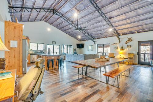 Games and Fire Pit Waterfront Beaver Lake Home!