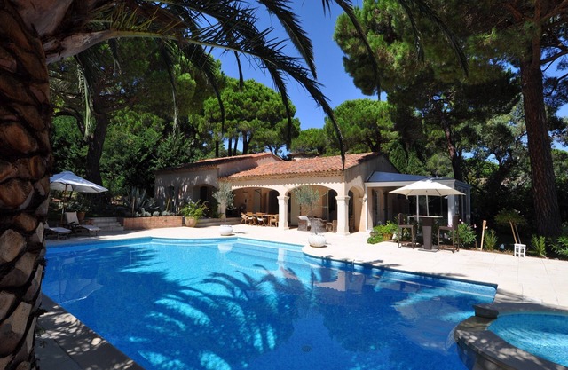 GASSIN, 6 km from Saint-Tropez, exceptional villa for 8 people