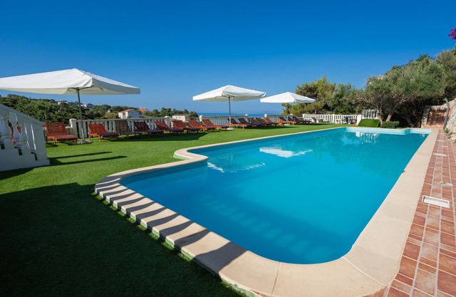 Gemütliche Wohnung Direkt am Meer mit Pool, Parken, Klimaanlage, für 4 Personen
