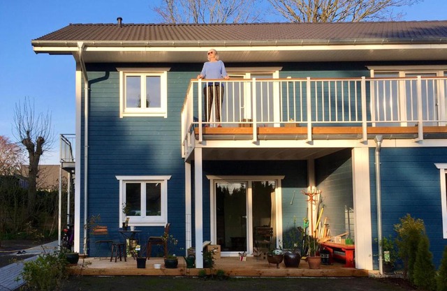 Gemütliche Wohnung mit Sonnenterrasse im blauen Holzhaus