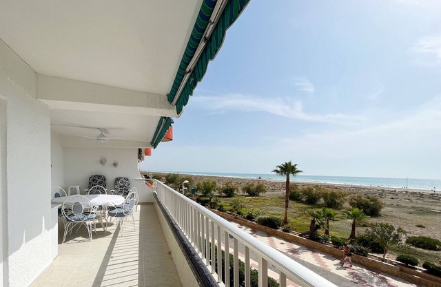 Global Properties: Beachfront apartment, Canet de Berenguer