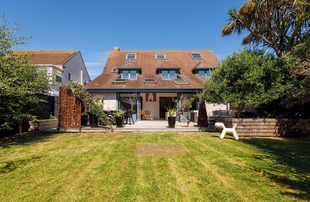 Gorgeous home for 12 - Walk to Beach - Sea View